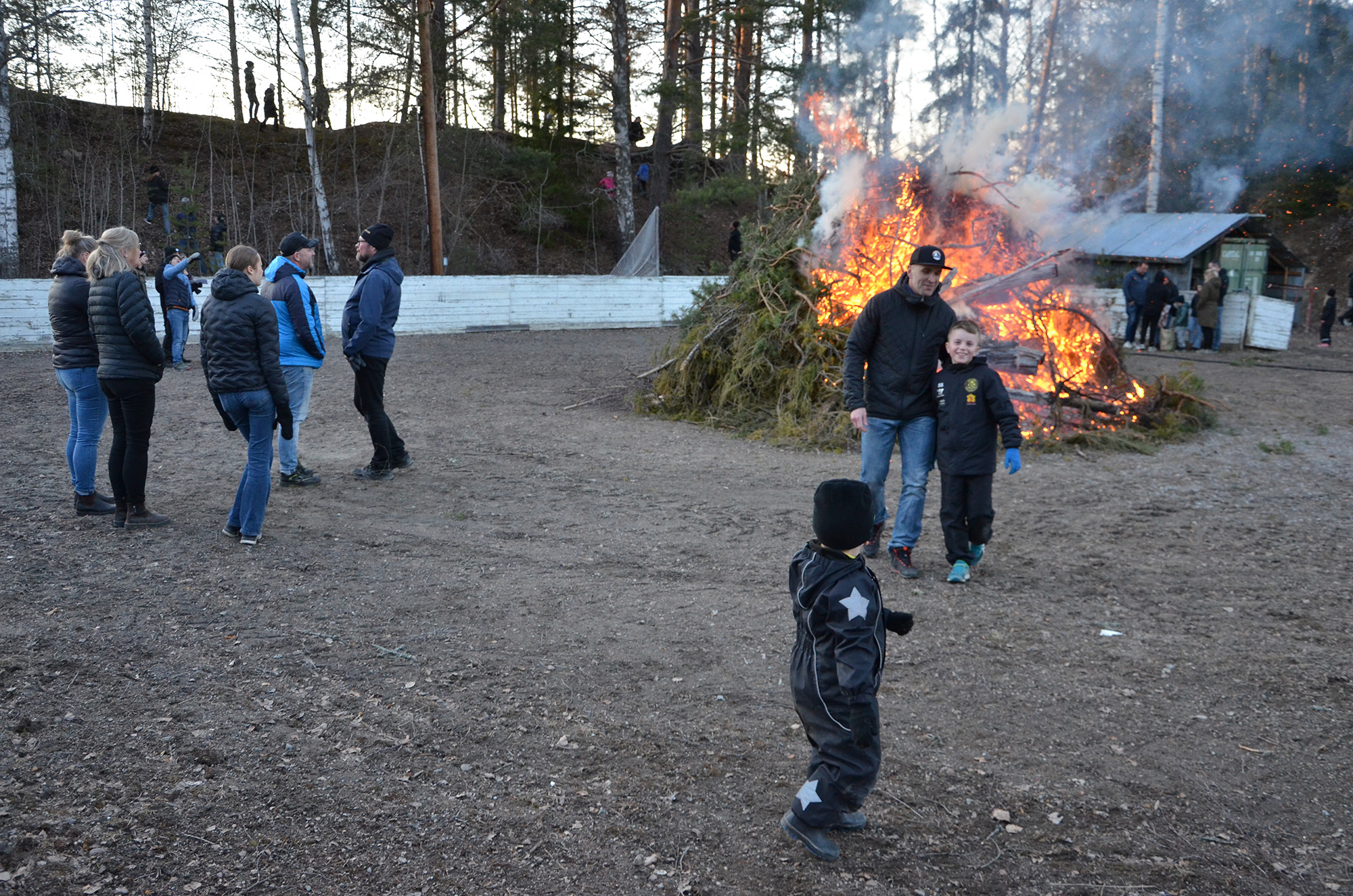 Röste.nu – Röstebilder – Valborgsfirande vid Dönjegården 2023