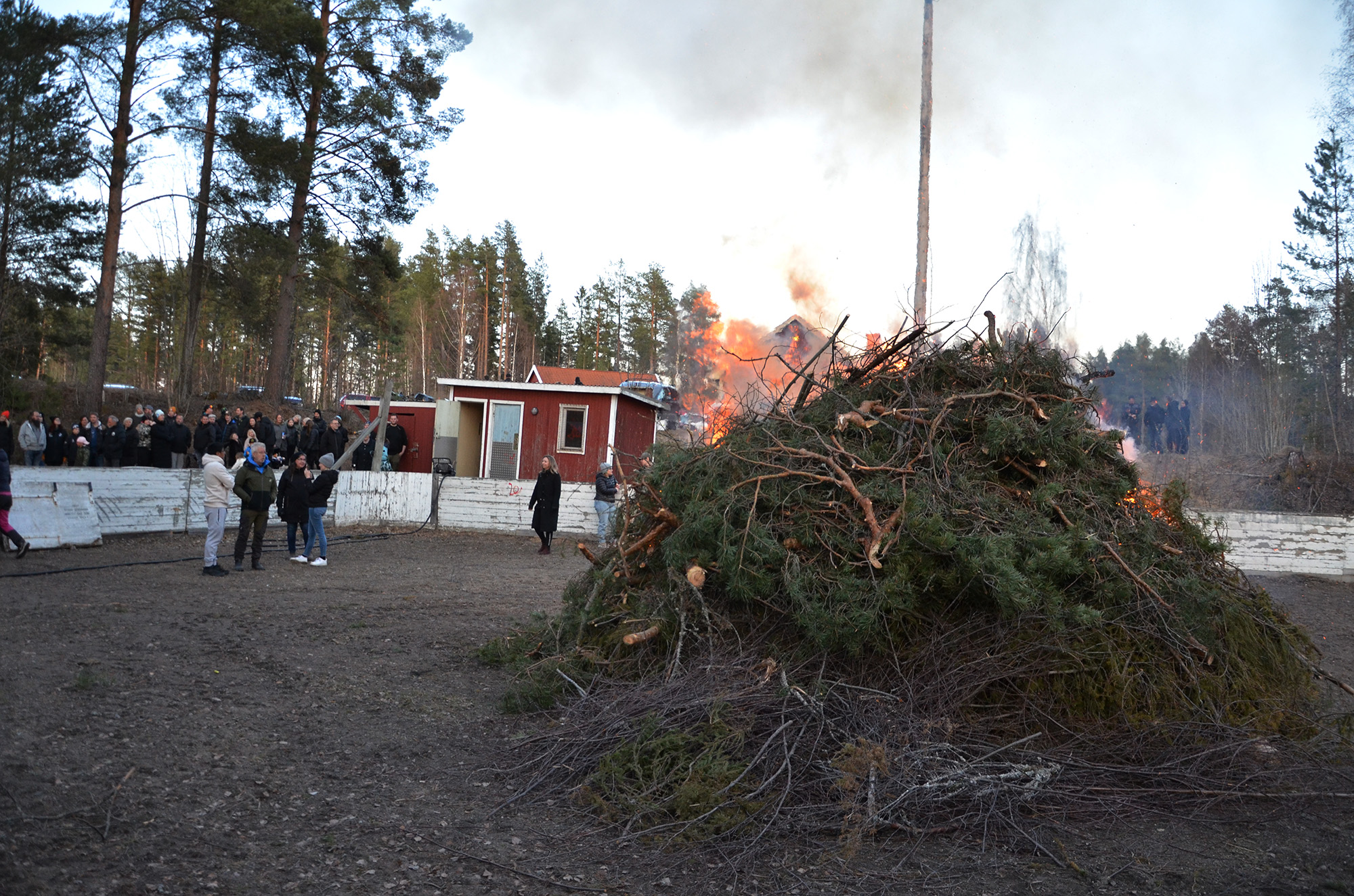 Röste.nu – Röstebilder – Valborgsfirande vid Dönjegården 2023