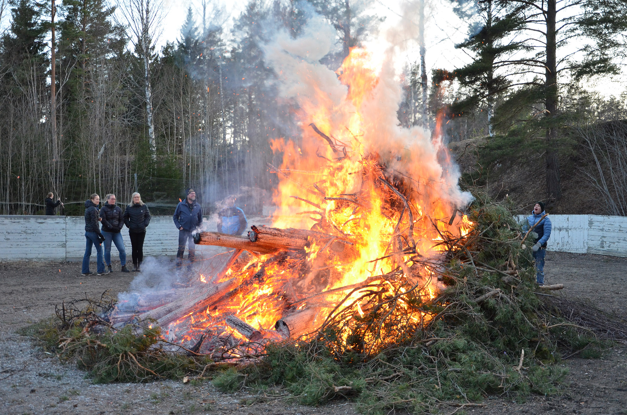 Röste.nu – Röstebilder – Valborgsfirande vid Dönjegården 2023