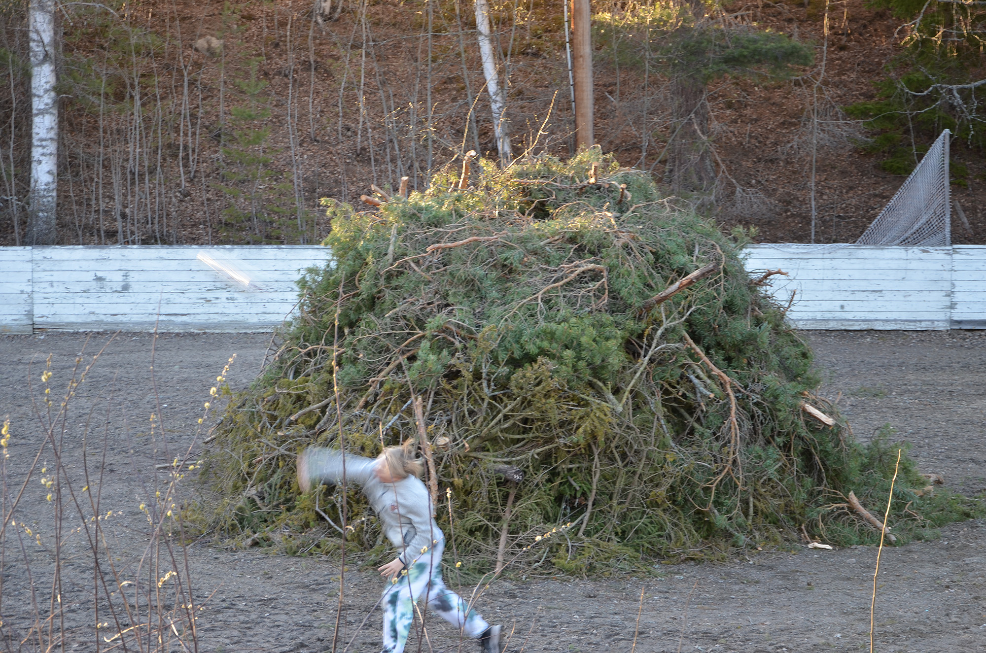 Röste.nu – Röstebilder – Valborgsfirande vid Dönjegården 2023